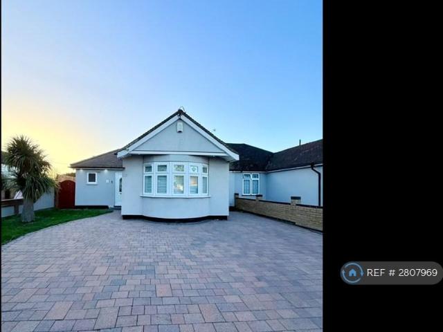 Bungalow for rent in Rainham, Greater London