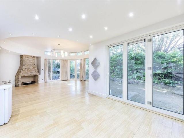 House for rent in Mapesbury, Greater London