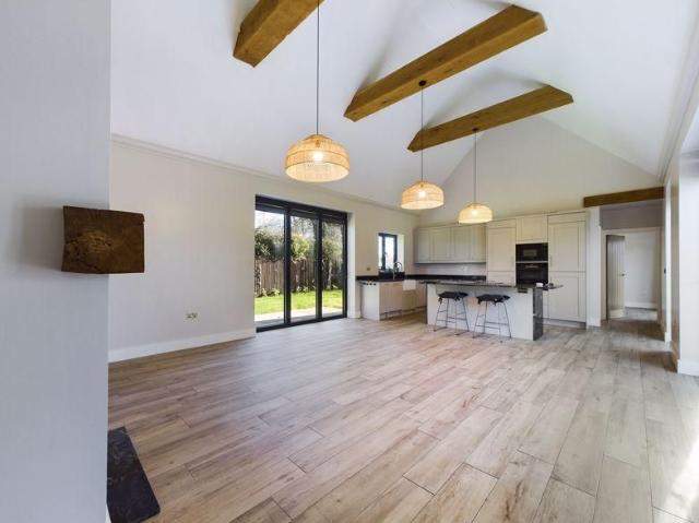 House for rent in Woodmansterne, Red Hill