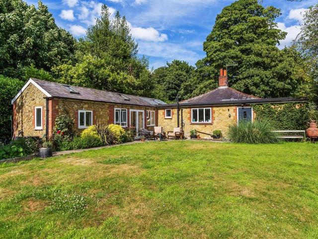 Bungalow for rent in Hillview, Surrey