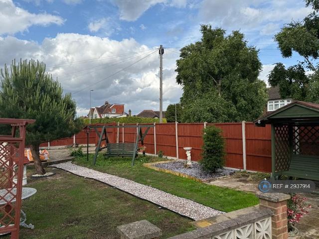 Bungalow for rent in Hook, Greater London