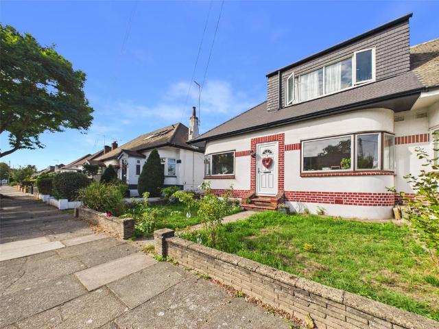 Bungalow for rent in Whitton, Greater London