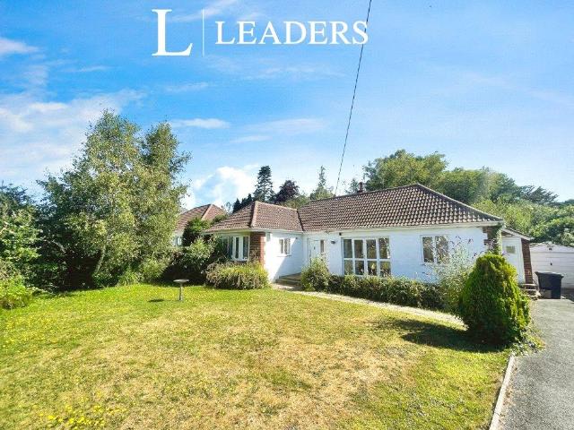 Bungalow for rent in Parley Cross, West Parley