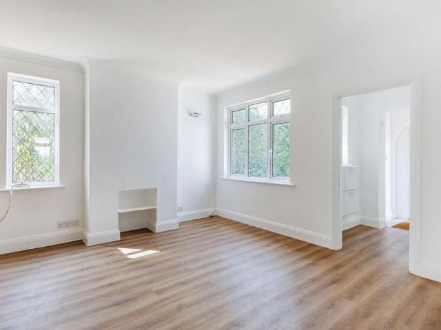 House for rent in Heol-las, Surrey