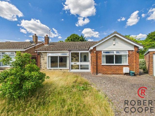Bungalow for rent in Pinner, Eastcote