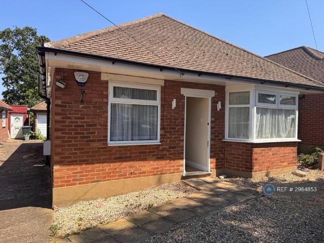 Bungalow for rent in Potters Bar, Hertfordshire