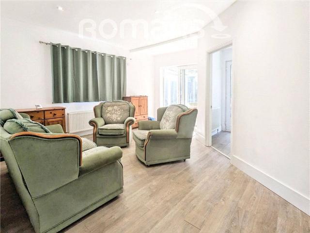 House for rent in The Crescent, Farnborough