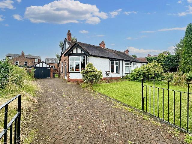 Bungalow for rent in Sale Moor, Trafford Park