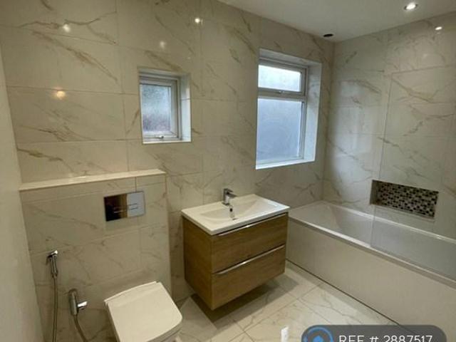 Bungalow for rent in London Borough of Merton, Greater London