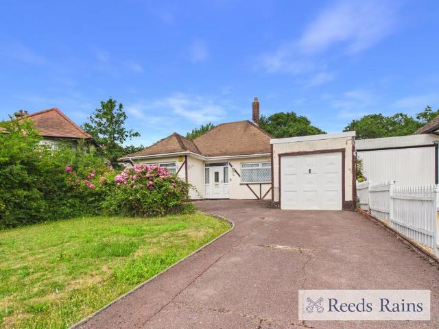 Bungalow for rent in Harold Hill, Greater London