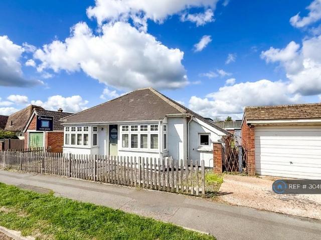 Bungalow for rent in Polegate, Cross In Hand