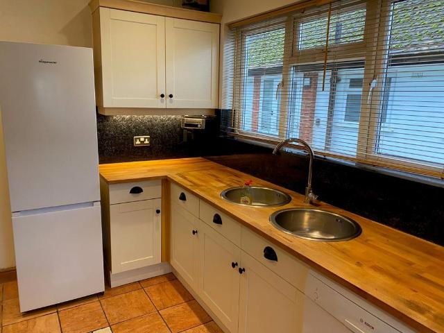 Bungalow for rent in Carshalton-on-the-Hill, Greater London