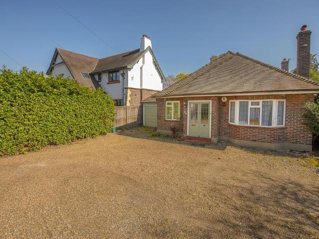 Bungalow for rent in Hampton, Greater London