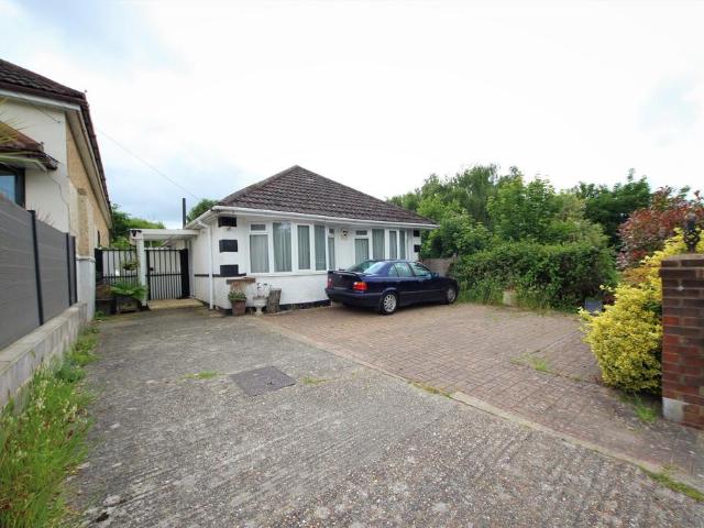 Bungalow for rent in Talbot Village, Bournemouth