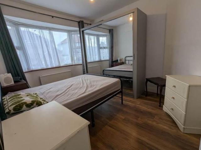 Bungalow for rent in South Hornchurch, Greater London