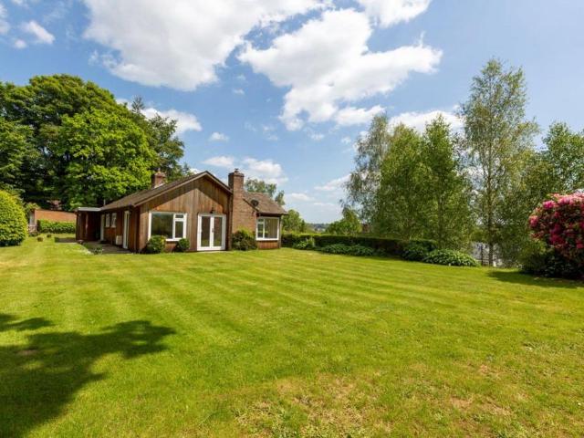 Bungalow for rent in Sandown Park, Kent
