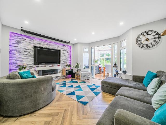 Bungalow for rent in Northwood, Greater London