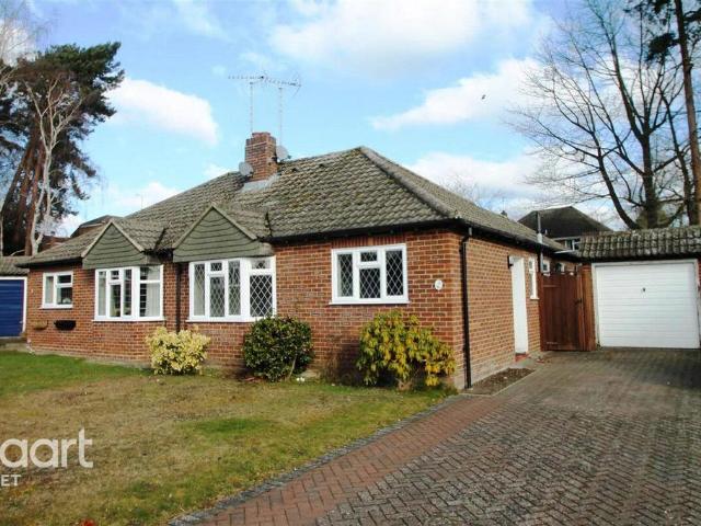Bungalow for rent in Fleet, Hart