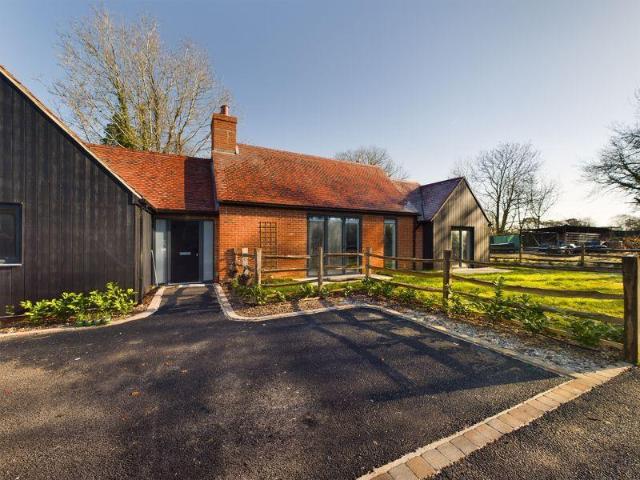 Bungalow for rent in Woodmansterne, Red Hill