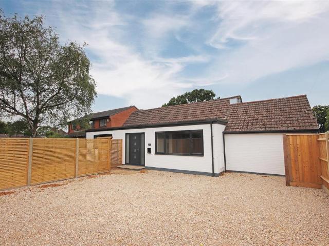 Bungalow for rent in Ashurst Bridge, Hampshire