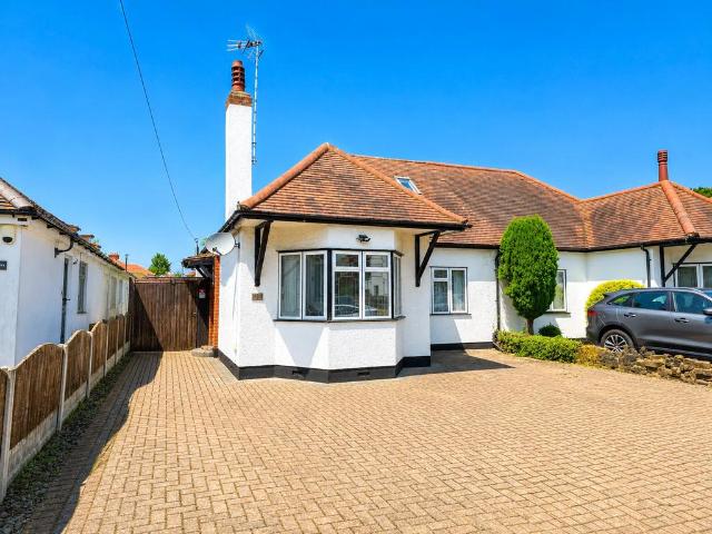 Bungalow for rent in Barling, Essex