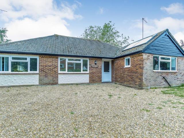 Bungalow for rent in Aperfield, Greater London