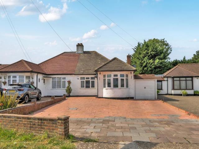 Bungalow for rent in London Borough of Croydon, Greater London