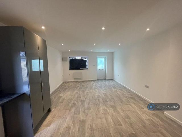 House for rent in River, Ash