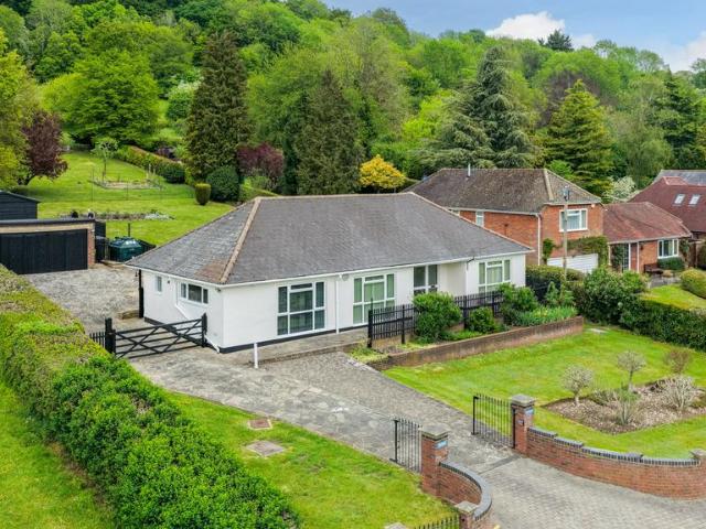 Bungalow for rent in Chesham, Chartridge