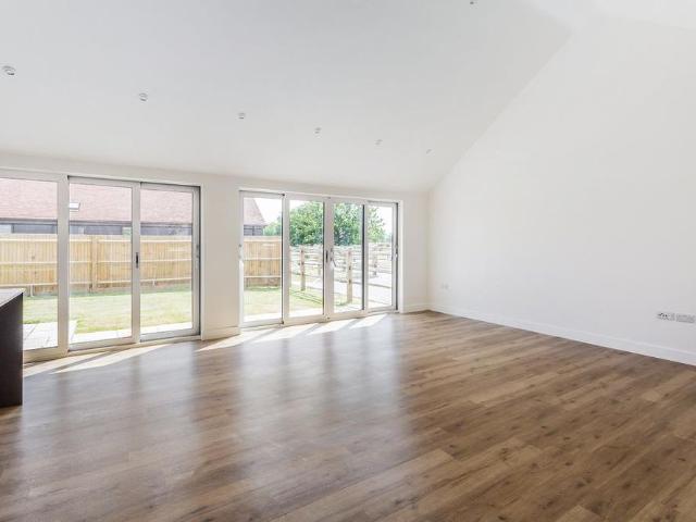 House for rent in Pachesham Park, Surrey