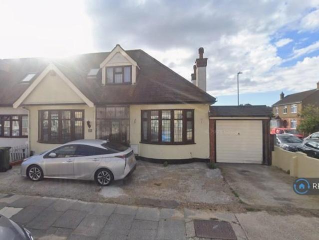 Bungalow for rent in London Borough of Barking and Dagenham, Greater London