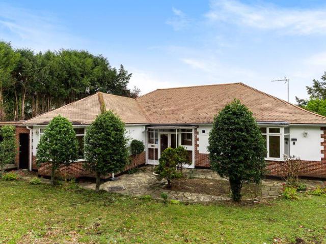 Bungalow for rent in London Borough of Croydon, Purley