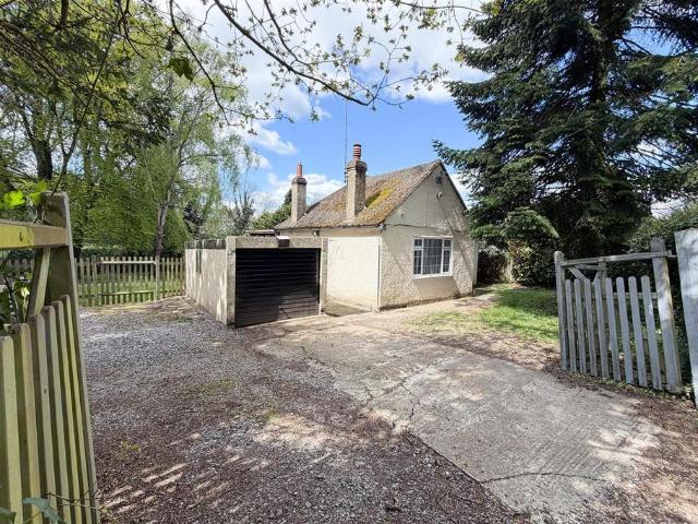 House for sale in Box Hill Village, Pachesham Park
