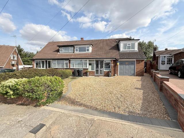 House for sale in Spring Park, Luton
