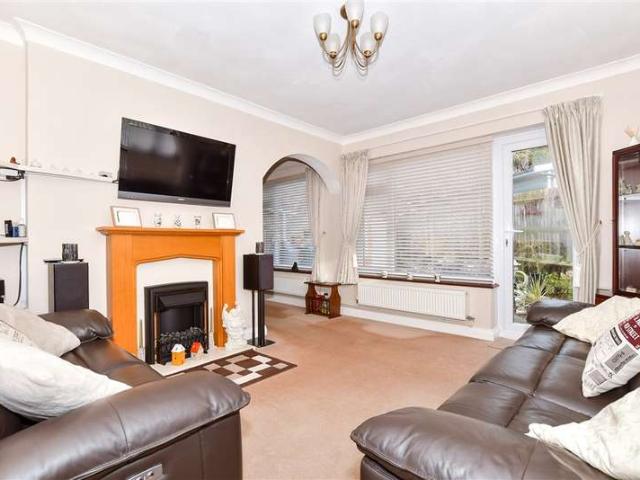 Cottage for sale in Allington, Midway