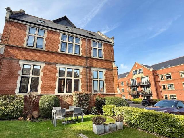 House for sale in Connaught Park, Bushey