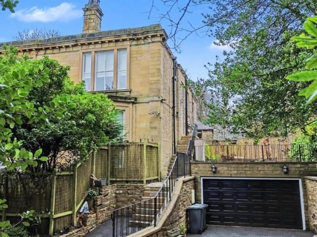 House for sale in Marsh, Lindley