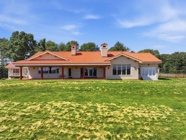 House for sale in Charlton, Massachusetts