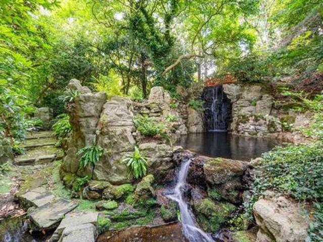 Apartment for sale in Kingston Upon Thames, Coombe