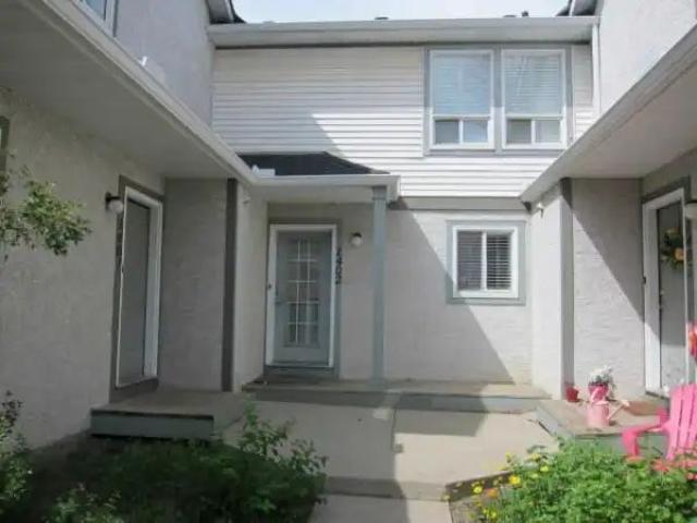 Townhouse for rent in Signal Hill, Calgary