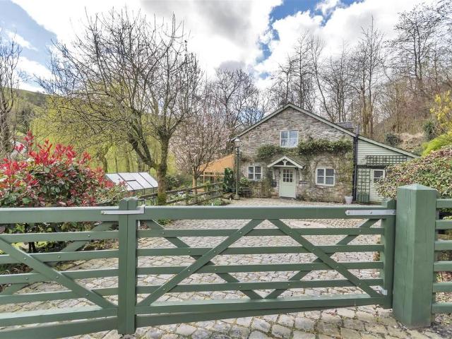 House for sale in Pen-y-Bont-Fawr, Pen-y-garnedd