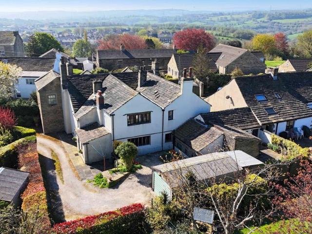 House for sale in Hipperholme, West Yorkshire