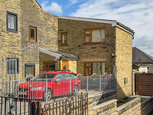 House for sale in Claremount, Northowram
