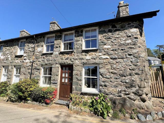 House for sale in Llwyngwril, Wales