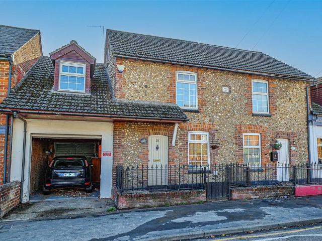 House for sale in Boxmoor Village, Dacorum