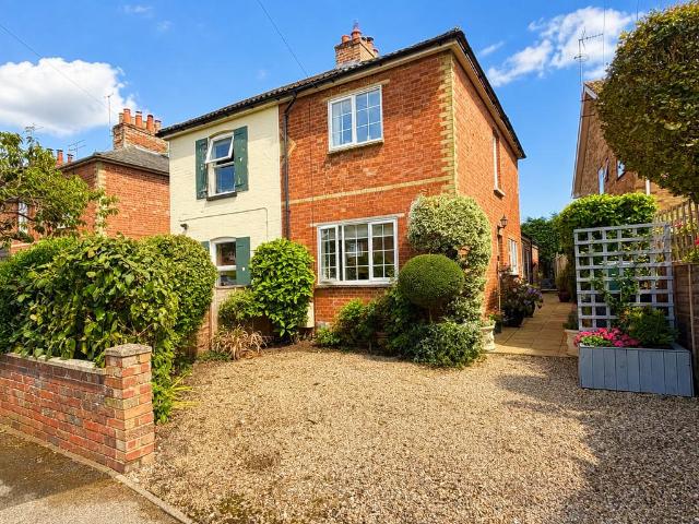 House for sale in Heol-las, Surrey