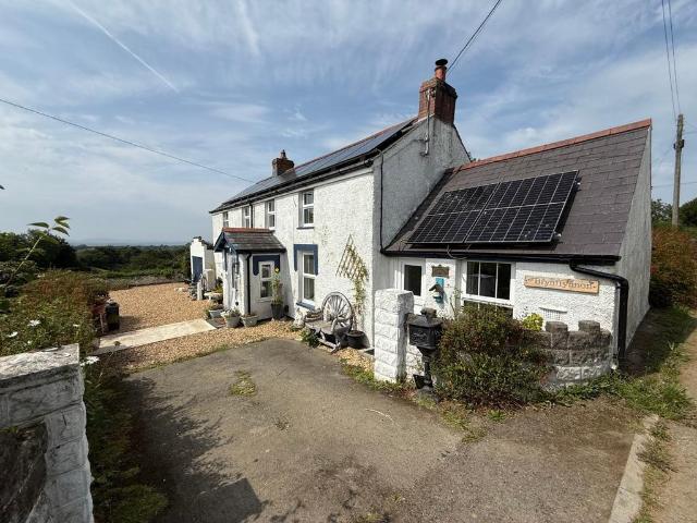 House for sale in Penrhiw-Pâl, Wales