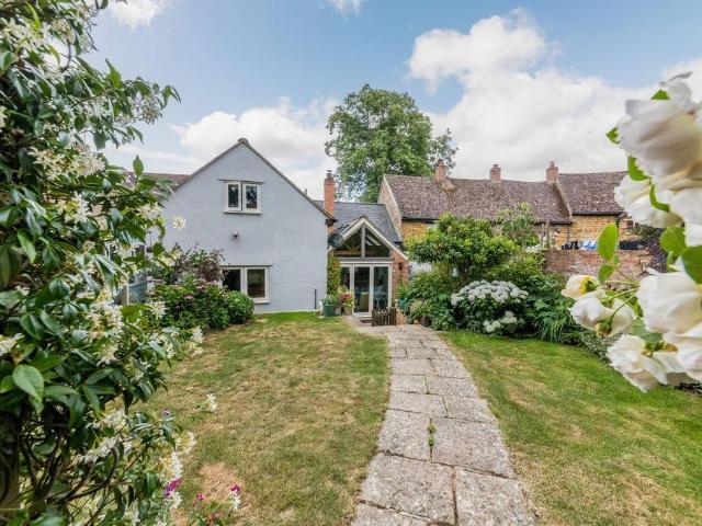 House for sale in Chipping Warden, Northamptonshire
