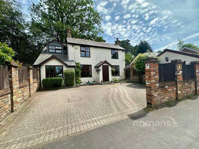 Cottage for sale in Fleet, Hart