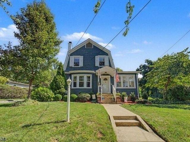 House for sale in Park Village, Cranford
